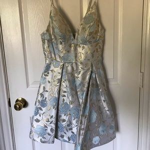Short print dress, the perfect dress for dances